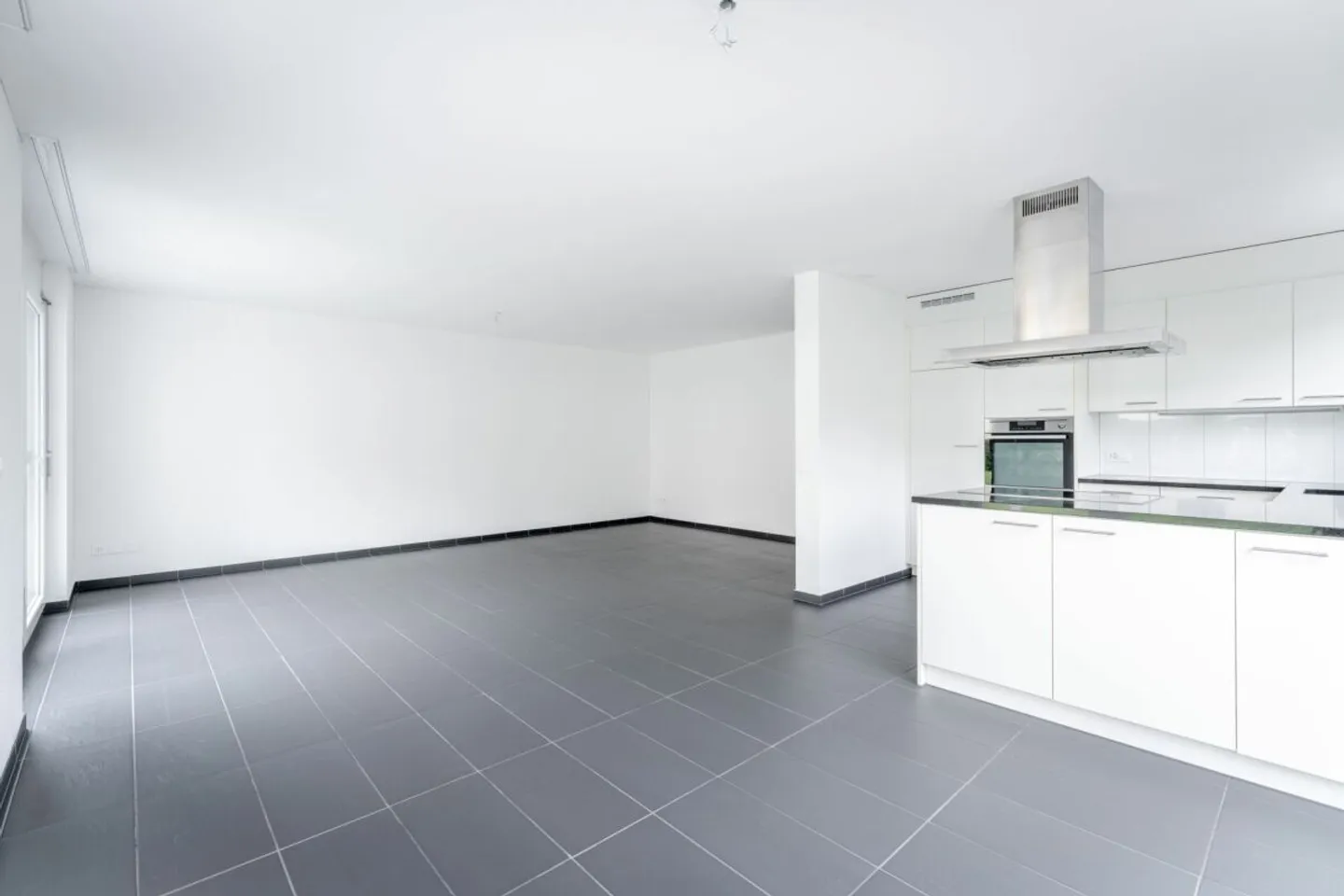 Well-maintained 3.5 room apartment in a quiet location on the upper floor - Photo 4 of 13
