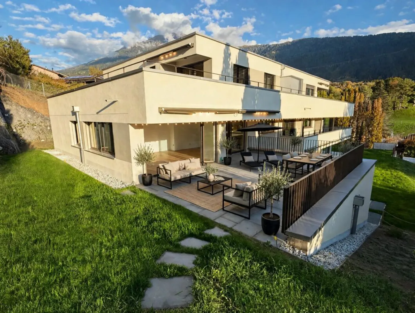 Appartamento unico con vista alpina a Brig e grande terrazza solare - Foto 1 di 12
