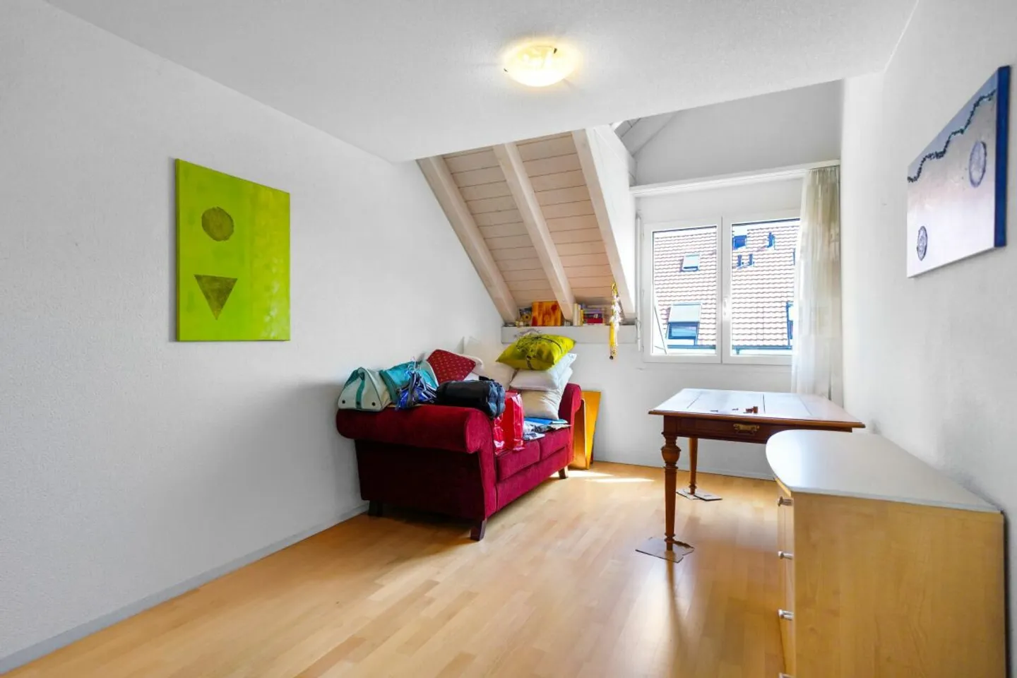 Appartement en duplex spacieux de 5,5 pièces au cœur de Studen - Photo 8 sur 13