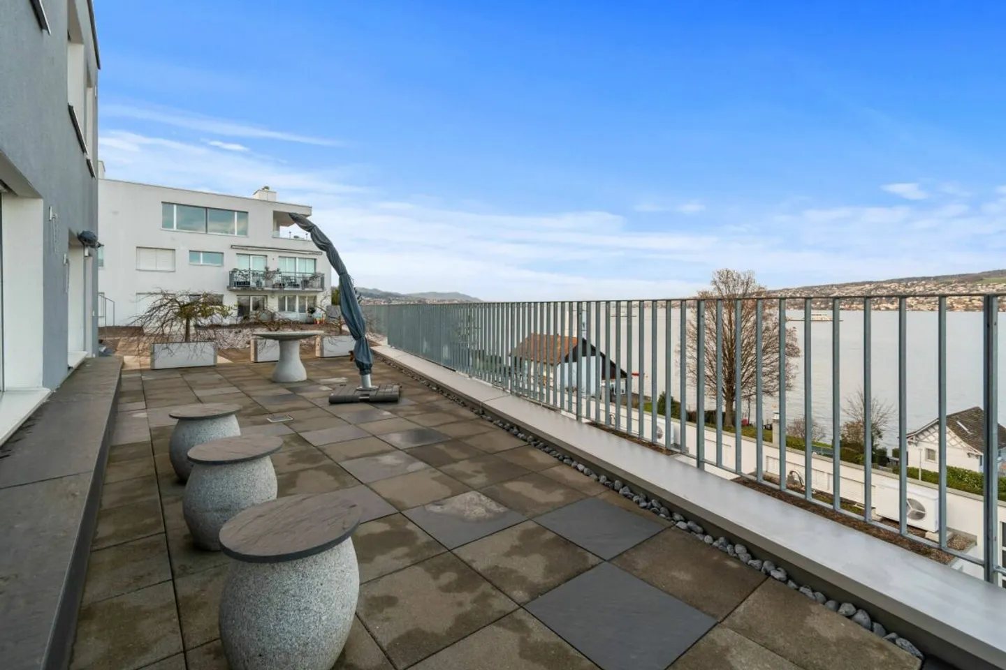 LUMINA LAKE | Grosszügige 4.5-Zi.-Maisonette mit Seesicht, beeindruckender Raumhöhe und Aussenpool - Foto 11 von 13