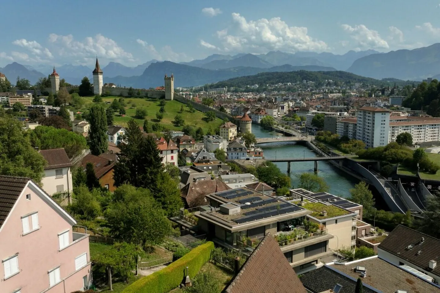 Moderne 3½-Zimmer-Wohnung mit Option auf 4½ Zimmer und schöner Aussicht über Luzern - Photo 1 sur 7