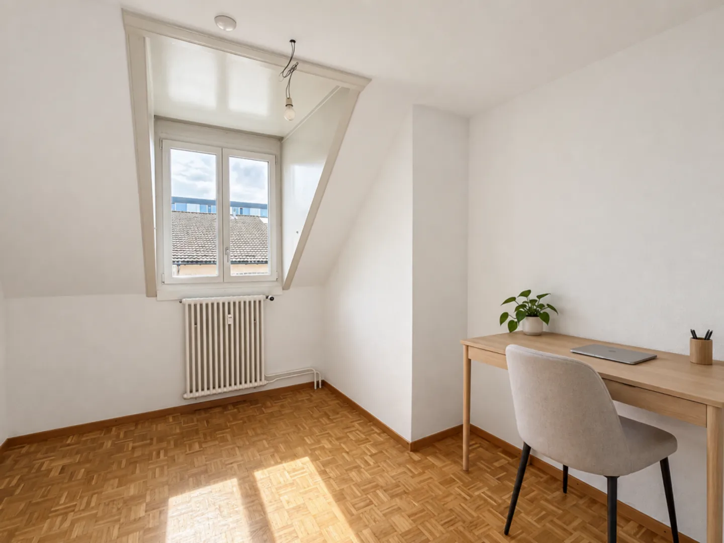 Helle 4-Zimmer Dachwohnung im 3. OG in Zentrumsnähe von St. Gallen - Photo 1 of 10