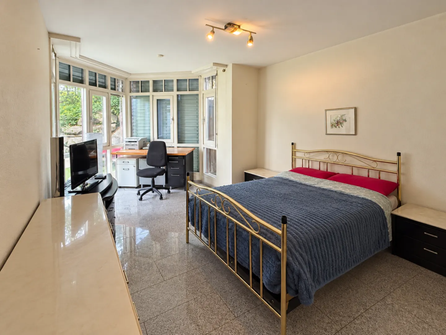 Stylish Apartment with Garden - Photo 3 of 11