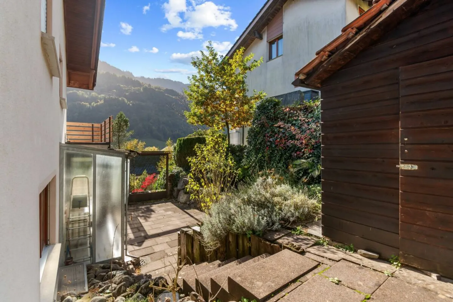 Grosszügige 5.5-Zimmer-Wohnung mit Garten und herrlicher Aussicht in Schwanden - Photo 9 of 12