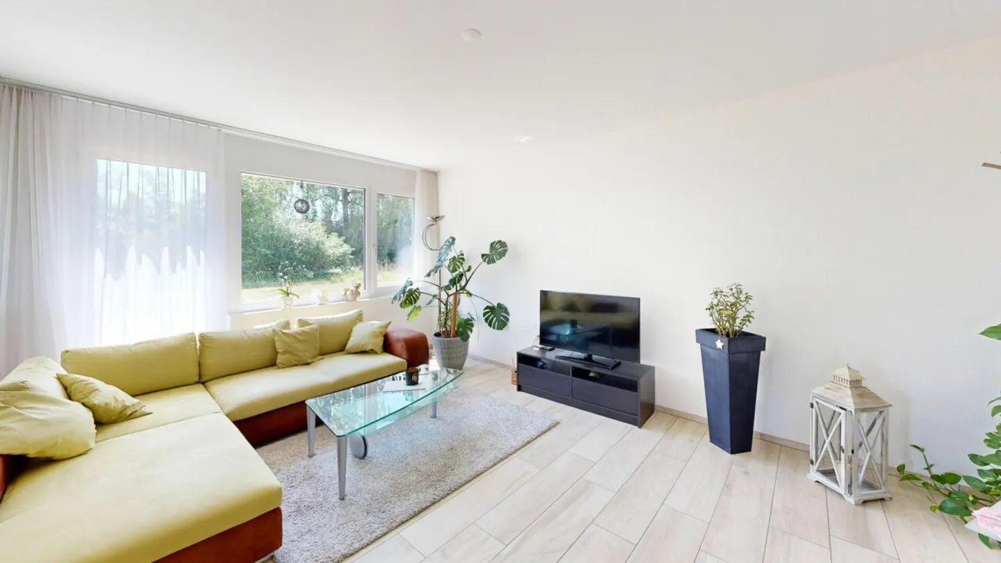 3.5-Room Garden Apartment with Exclusive 245 m² Garden and Covered Terrace - Photo 6 of 13