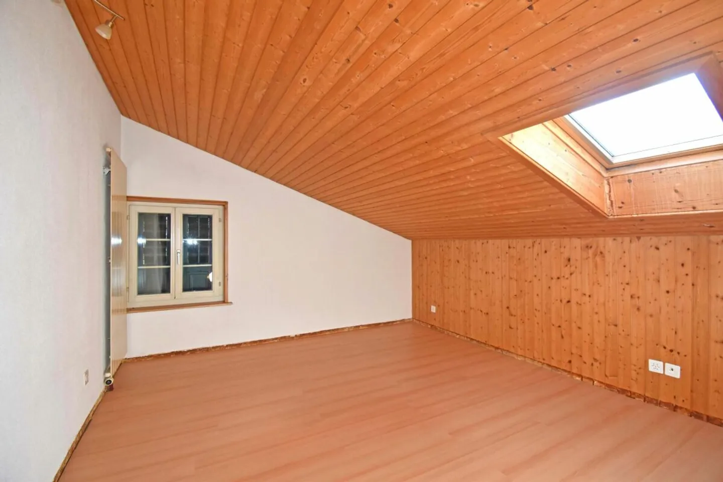 Semi-Detached House with Renovation Potential and Optional Rented Neighboring Half - Photo 7 of 9