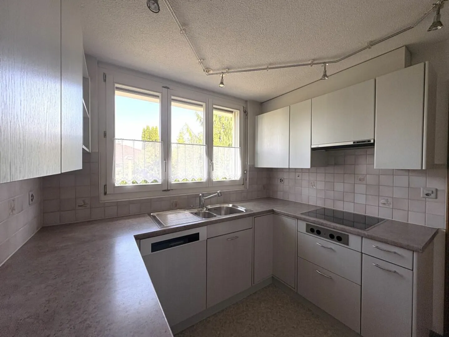 Ampia casa unifamiliare con grande potenziale in una zona residenziale tranquilla a Neftenbach - Foto 3 di 13