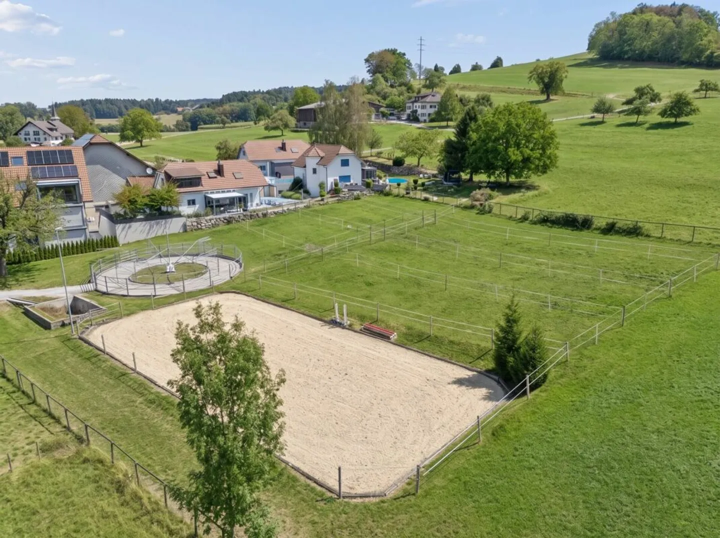 Stalla, arena di equitazione e area di lavoro a lungo raggio, oltre a pascoli direttamente presso la casa - Foto 4 di 9