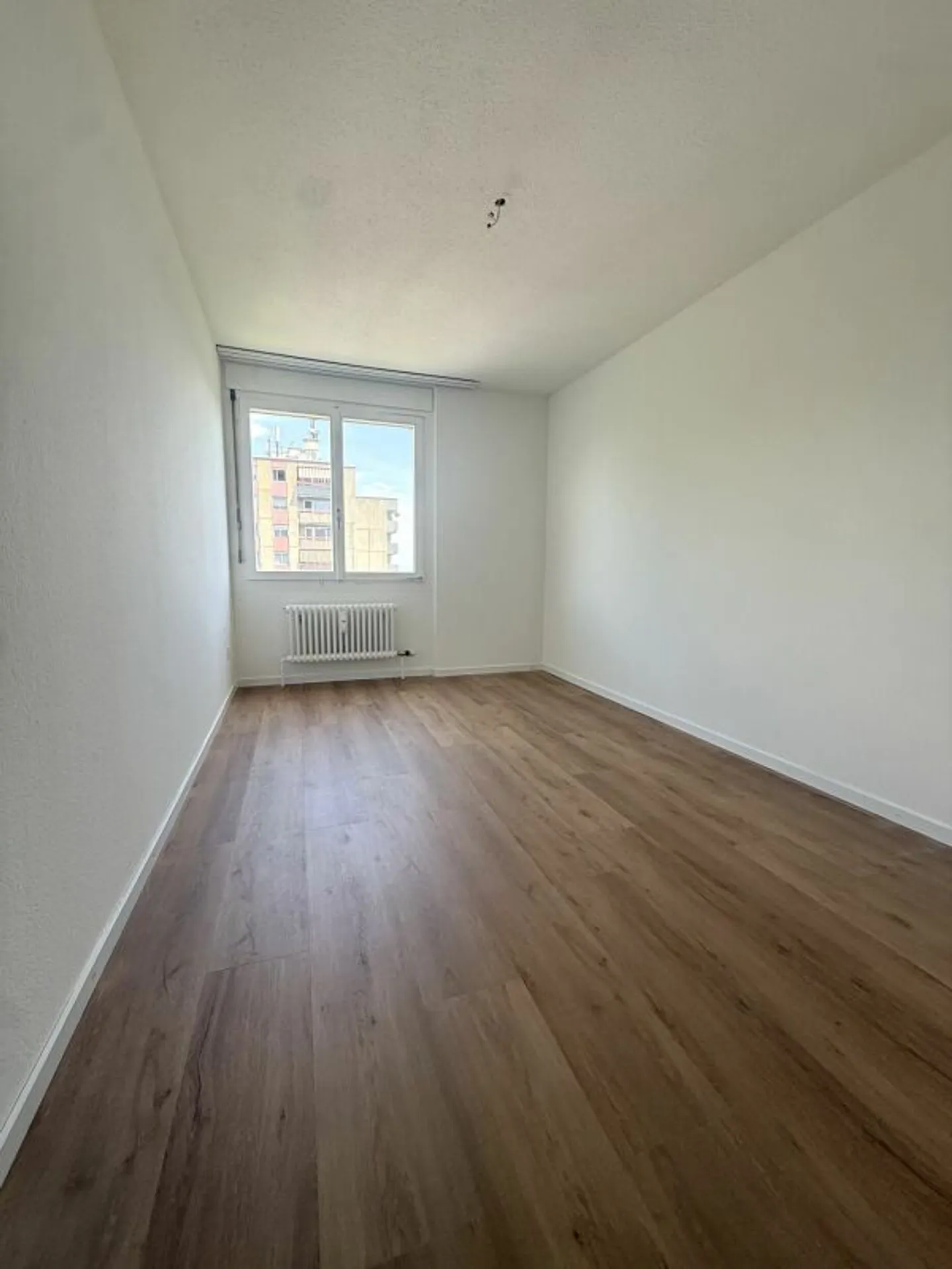 Partially renovated 4.5-room apartment with attractive layout - Photo 4 of 10