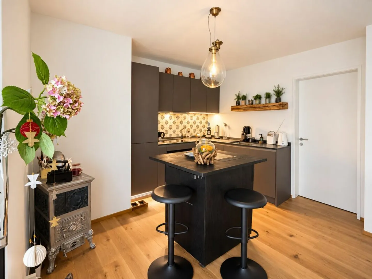 High-quality furnished 2.5-room garden apartment on Beckenhofstrasse in Zurich - Photo 4 of 12
