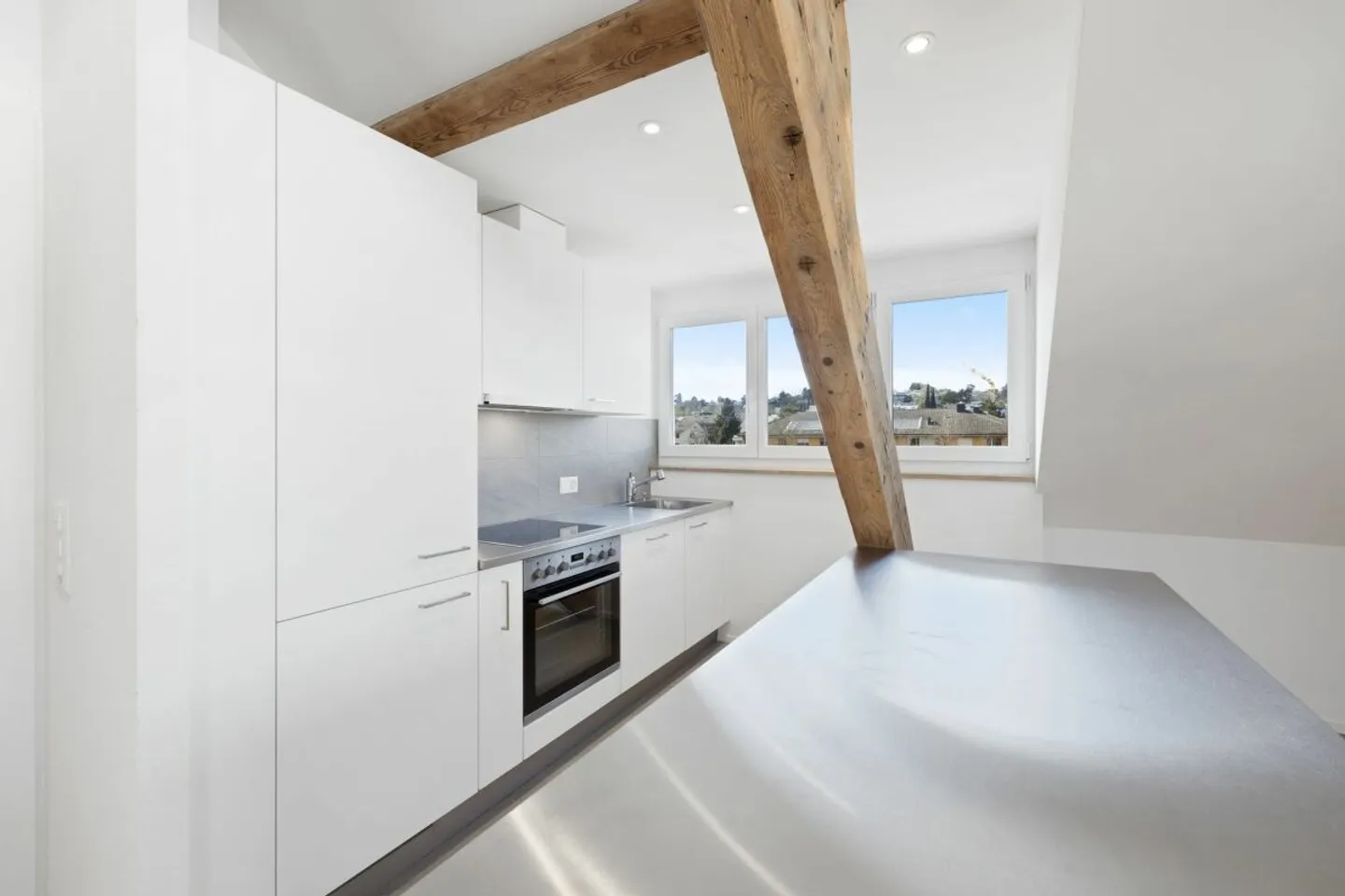 Modern 2 1/2-room attic apartment in a completely renovated multi-family house near Kronenplatz - Photo 2 of 10