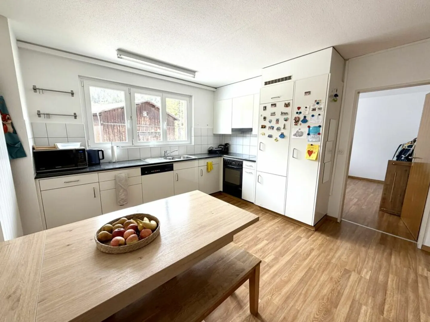 Sunny 4.5-Room Apartment - Photo 2 of 7