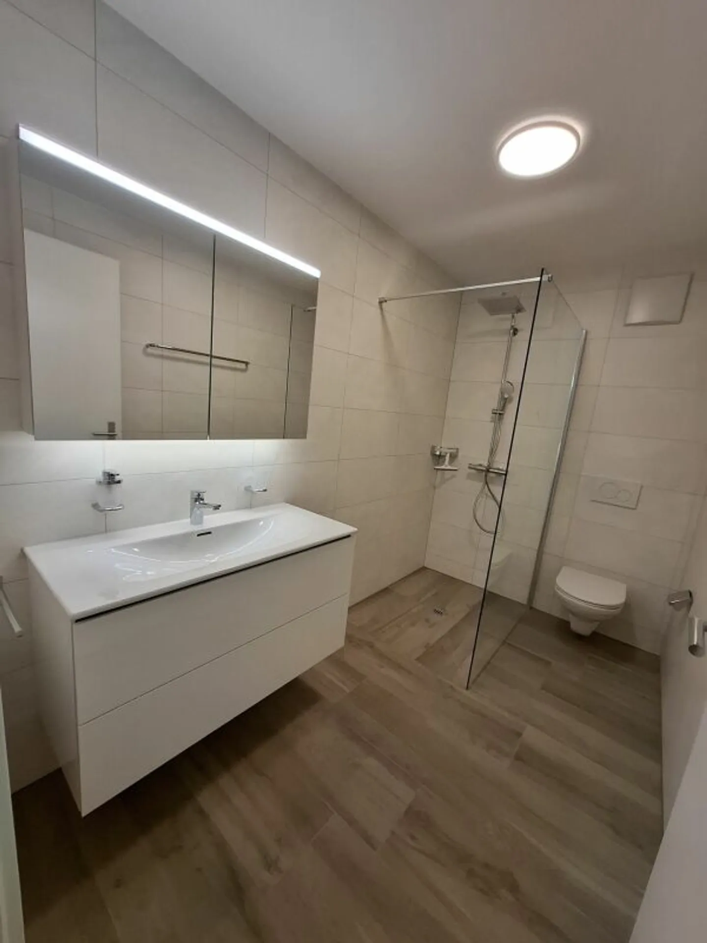 Appartamento di 3.5 locali come nuovo e moderno con balcone al 2° piano - Foto 5 di 12