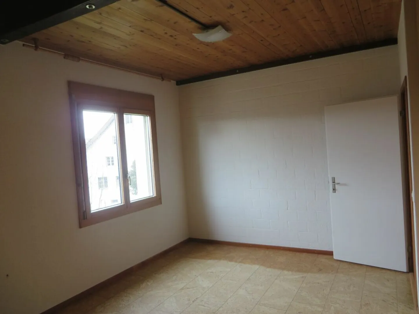 Maison individuelle inhabituelle avec grand jardin - Photo 9 sur 13