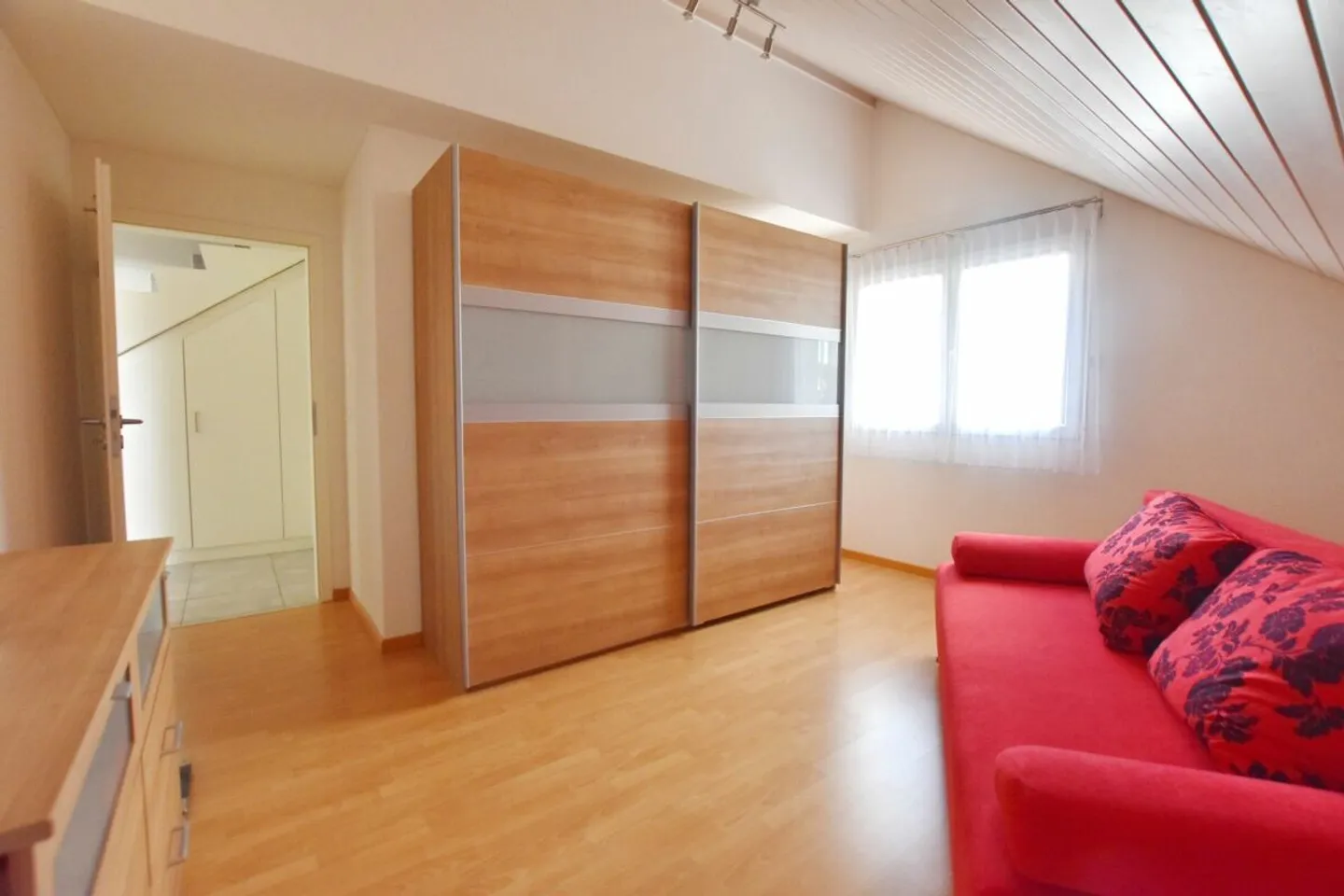 Appartement mansardé de 4.5 pièces avec grenier aménagé - Photo 6 sur 12