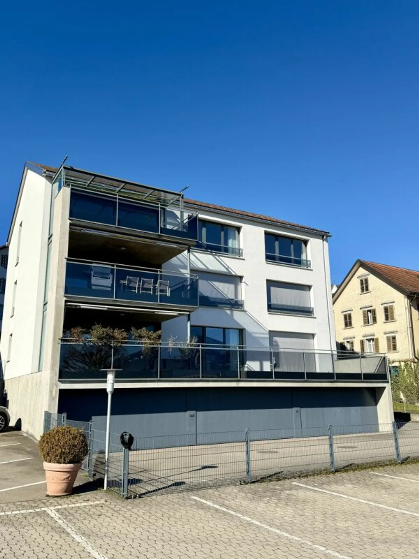 Appartamento mansardato di 4,5 stanze a Tuggen - Foto 1 di 12