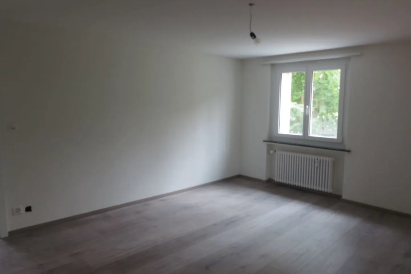 Renovated 4-room ground floor apartment with large terrace - Photo 2 of 4