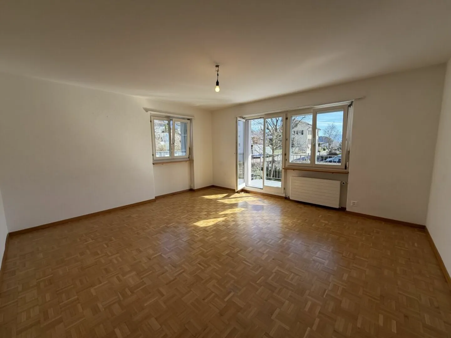 Appartamento soleggiato di 4,5 stanze con balcone - Foto 2 di 5