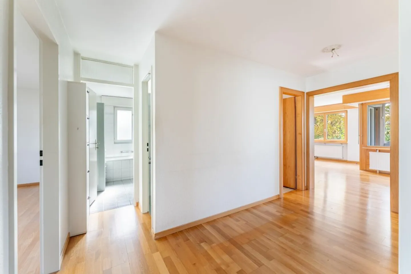4.5 Chambres | Garage | Sauna | Salle Communautaire | Grand Jardin avec Espace Barbecue | Balcon Vitré - Photo 6 sur 13