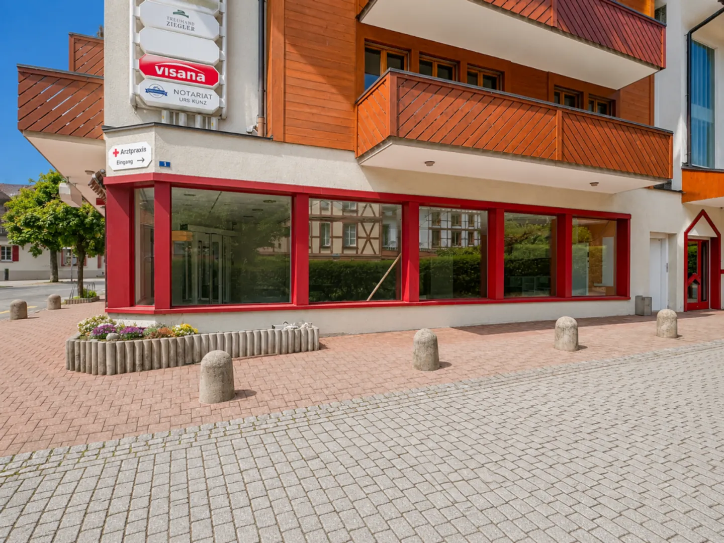 Espace commercial avec espace de stockage et places de stationnement - Photo 2 sur 7