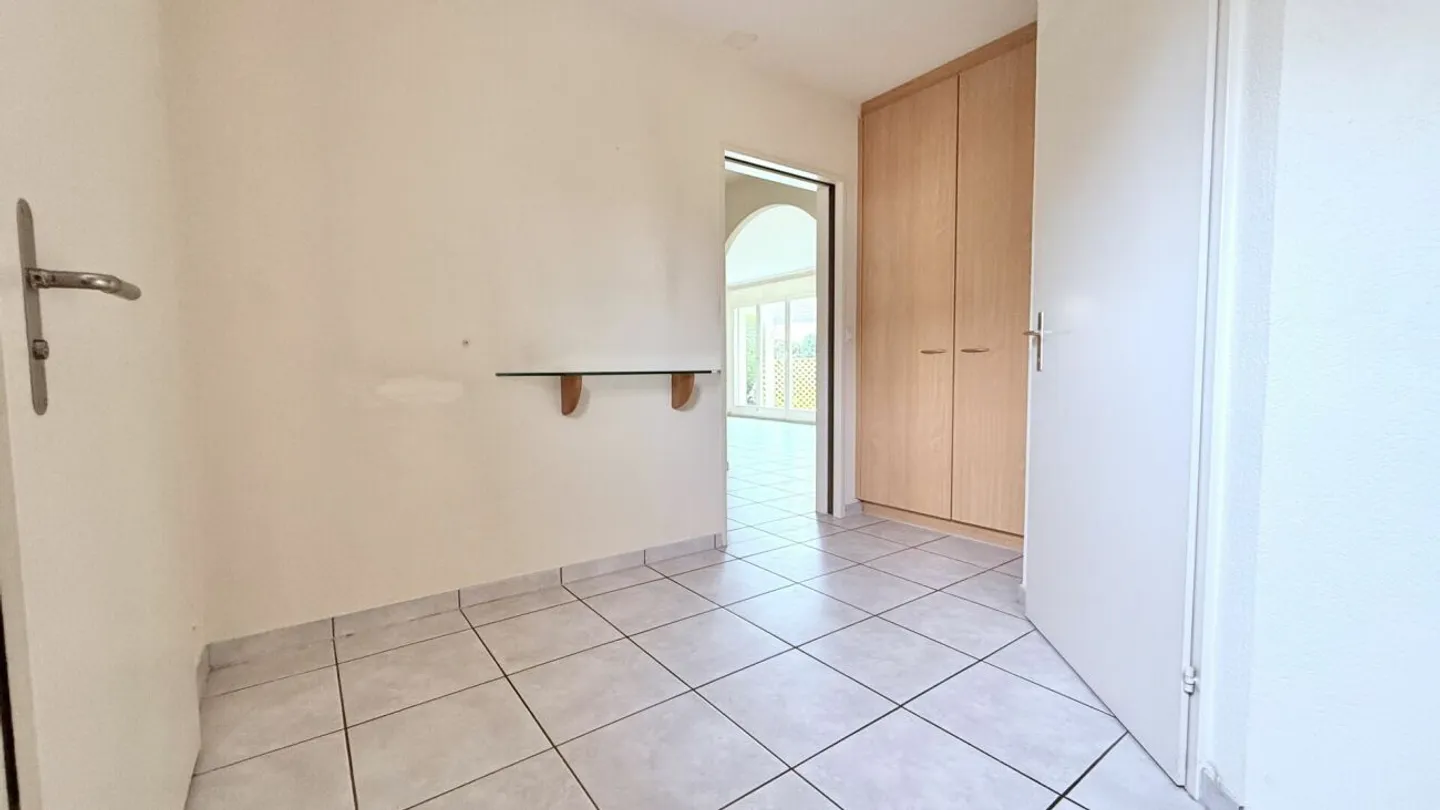 Casa unifamiliare ben tenuta in un quartiere tranquillo - Foto 8 di 13