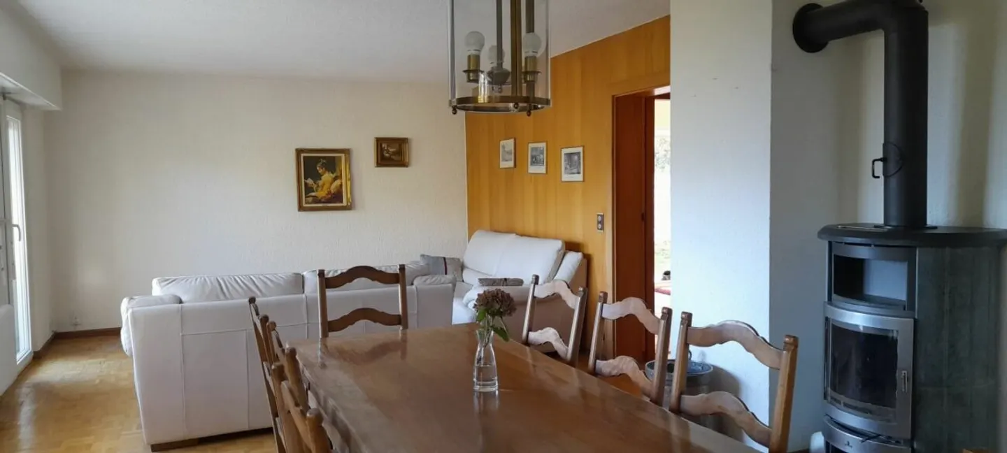 Charmante 3,5-Zimmer-Wohnung in einer Villa mit ausgebautem Dachboden und Außenbereich - Foto 1 von 10