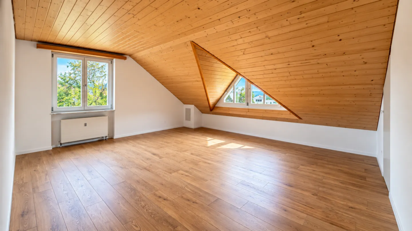 Spacieux appartement mansardé de 4.5 pièces avec cheminée & 2 balcons - Photo 6 sur 10