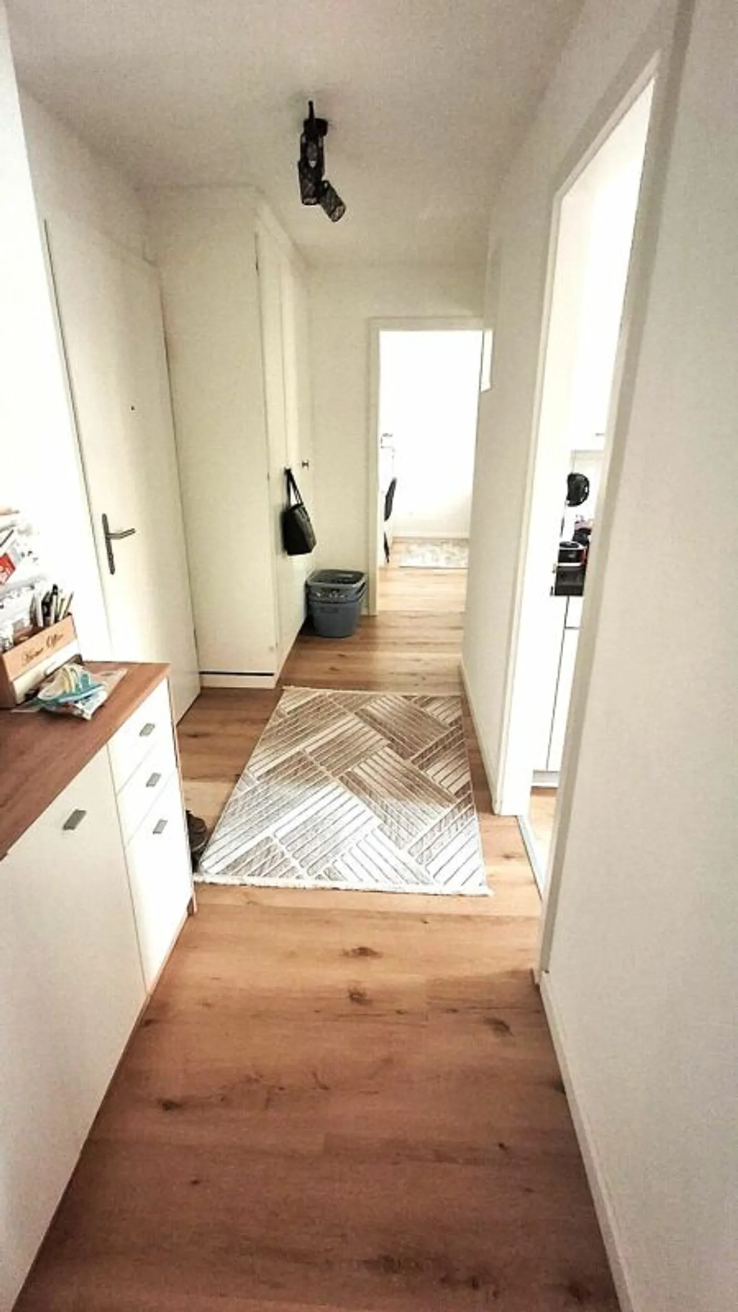 Bright and well-maintained apartment in an attractive location - Photo 3 of 7