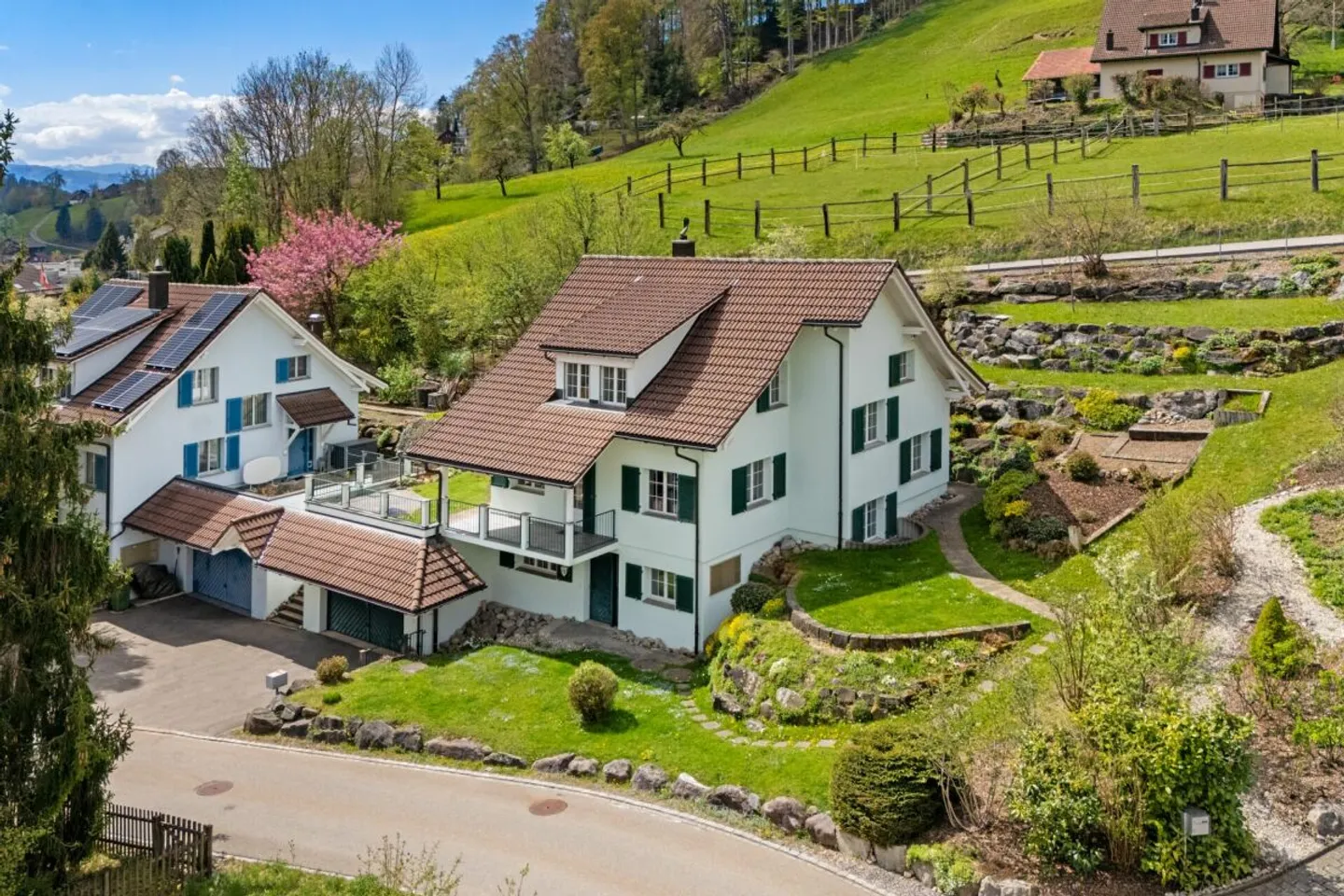 Idyllic, detached 6.5-room single-family house in sunny hillside location - Photo 1 of 12