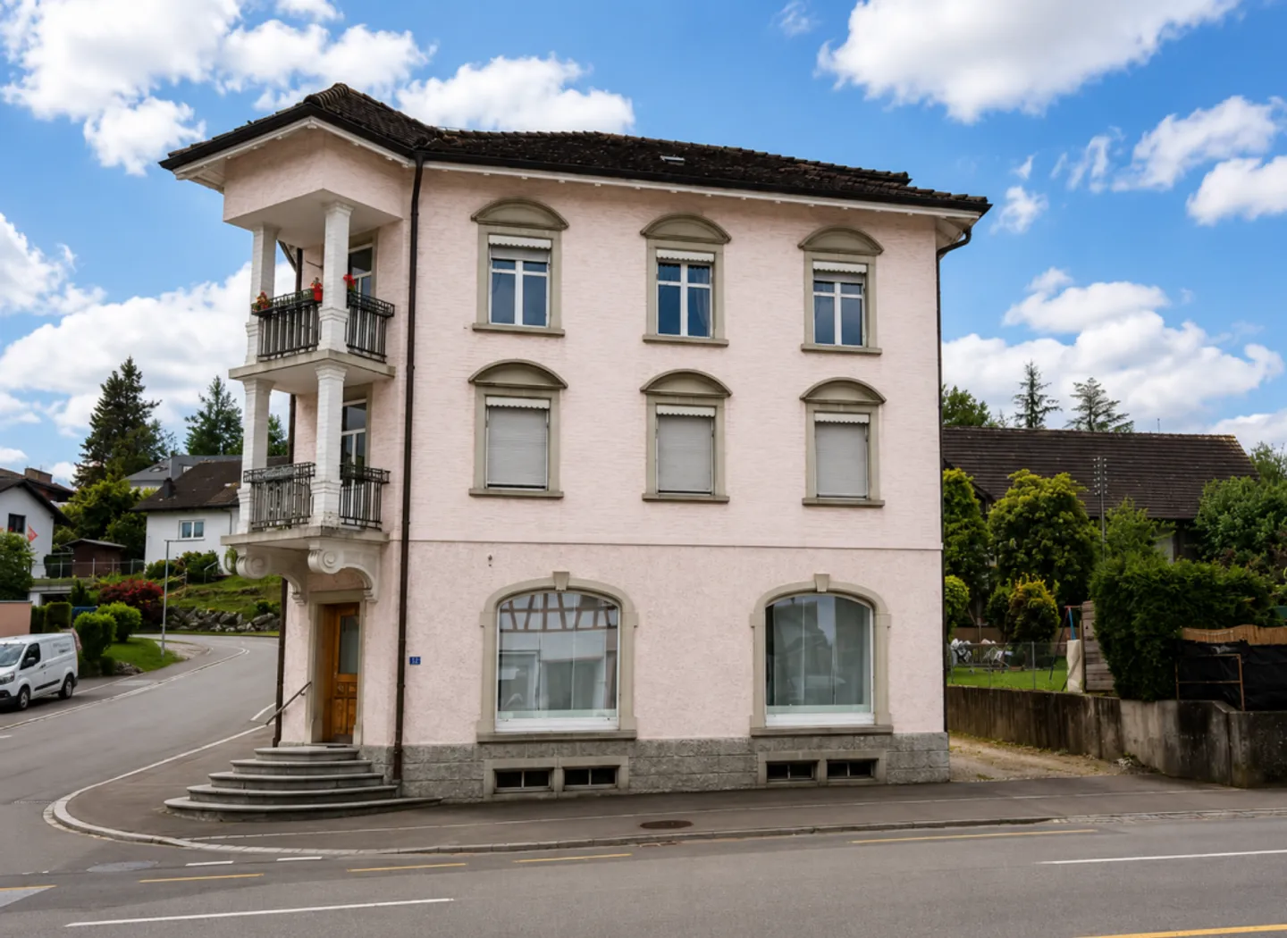 Mehrfamilienhaus mit Gewerbeeinheit, Landanteil und Entwicklungspotenzial in Riedt bei Erlen - Photo 2 sur 12