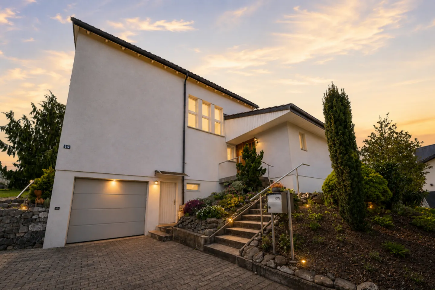 Charmante maison individuelle de 7 pièces avec jardin, terrasse et potentiel de logement indépendant à Uzwil - Photo 1 sur 13