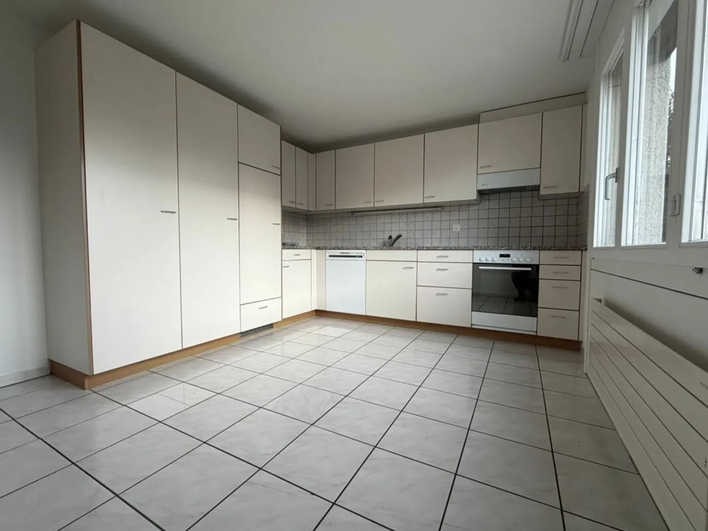 Appartement lumineux de 4.5 pièces avec grand balcon - Photo 6 sur 13