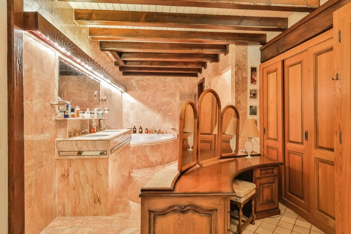 Village property with old-world charm, offering very generous spaces, located in Avusy, in the heart of the Geneva countryside - Photo 8 of 13