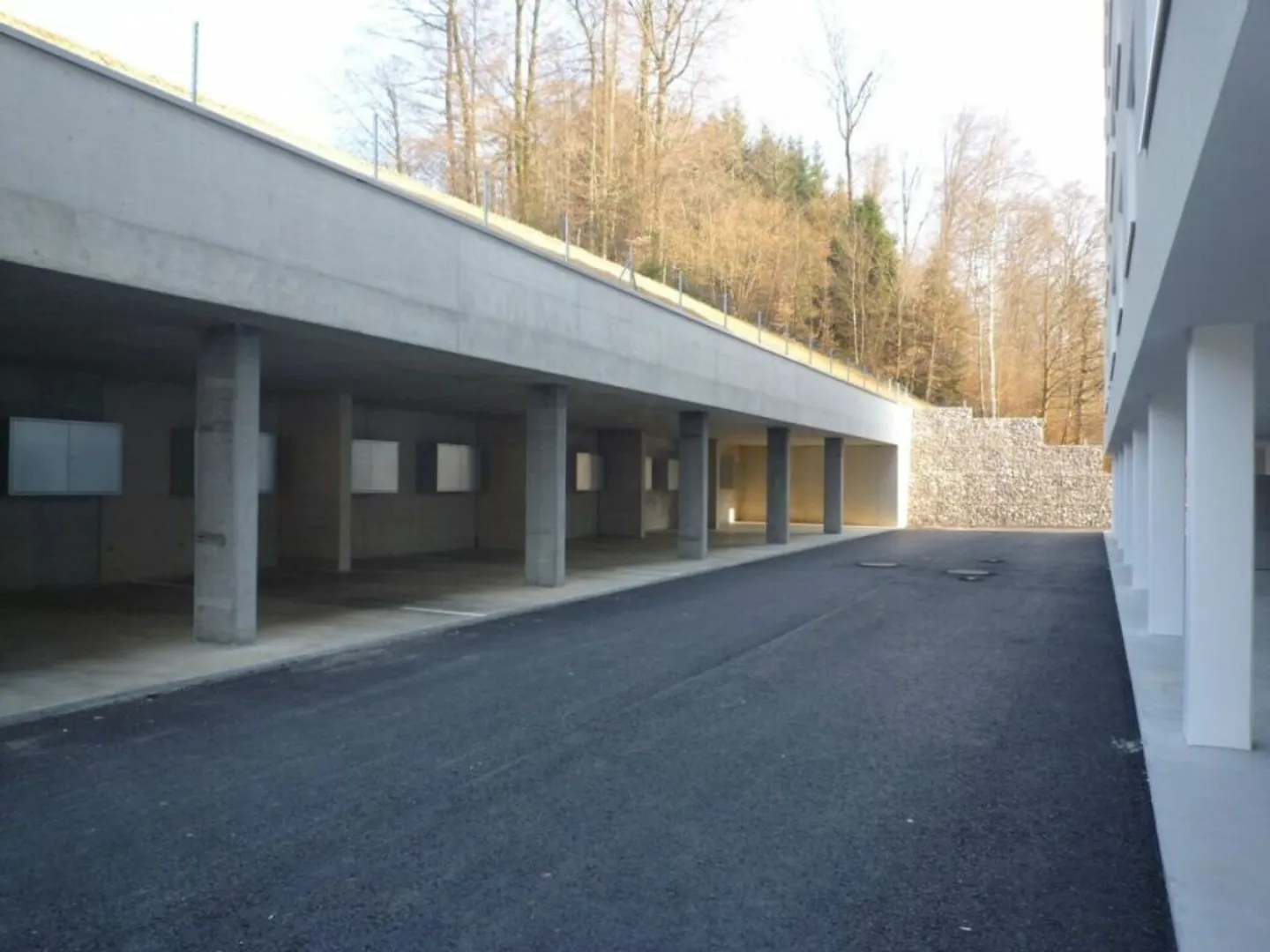 Gedeckter Abstellplatz in der Nähe der Stadt - Foto 2 von 3