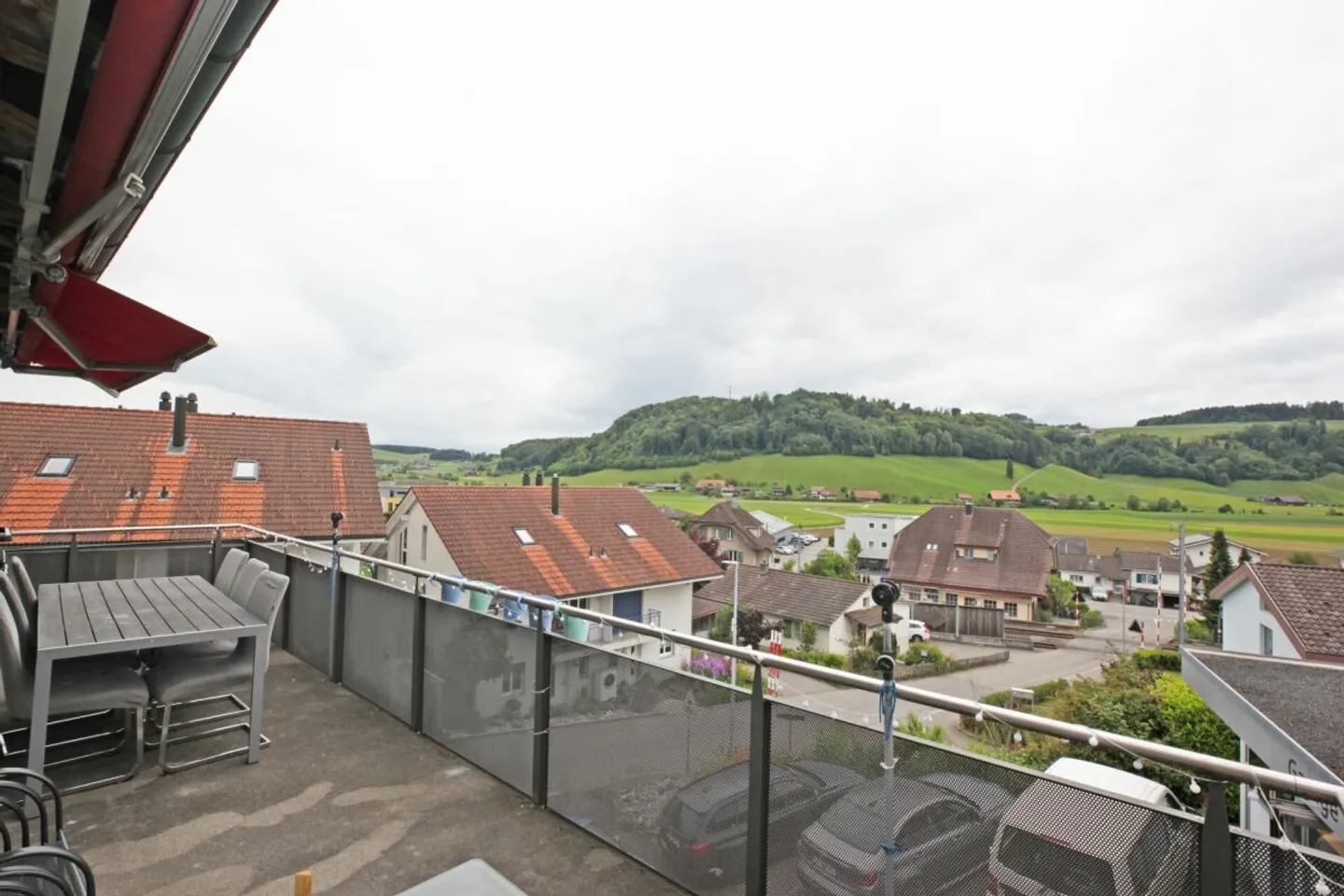 Appartement mansardé confortable de 5,5 pièces dans un endroit calme à Boll - Photo 5 sur 9