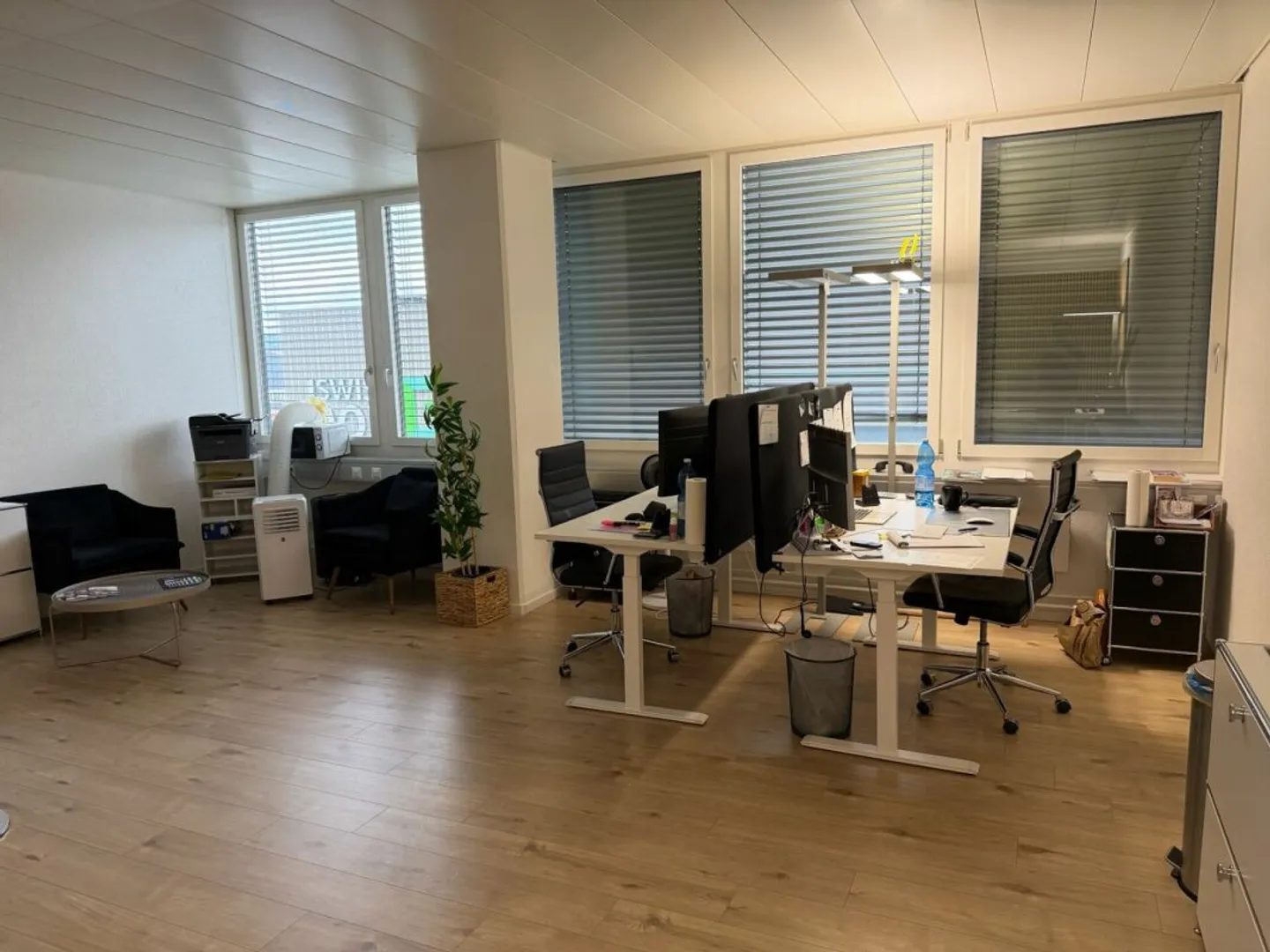 Ufficio moderno e completamente attrezzato - Foto 2 di 8