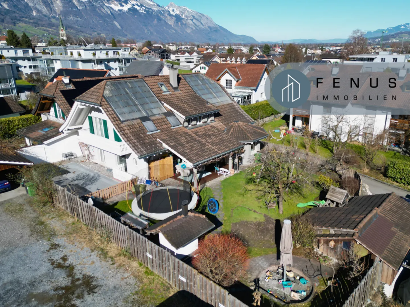 Ampia casa unifamiliare con piscina - Foto 1 di 13