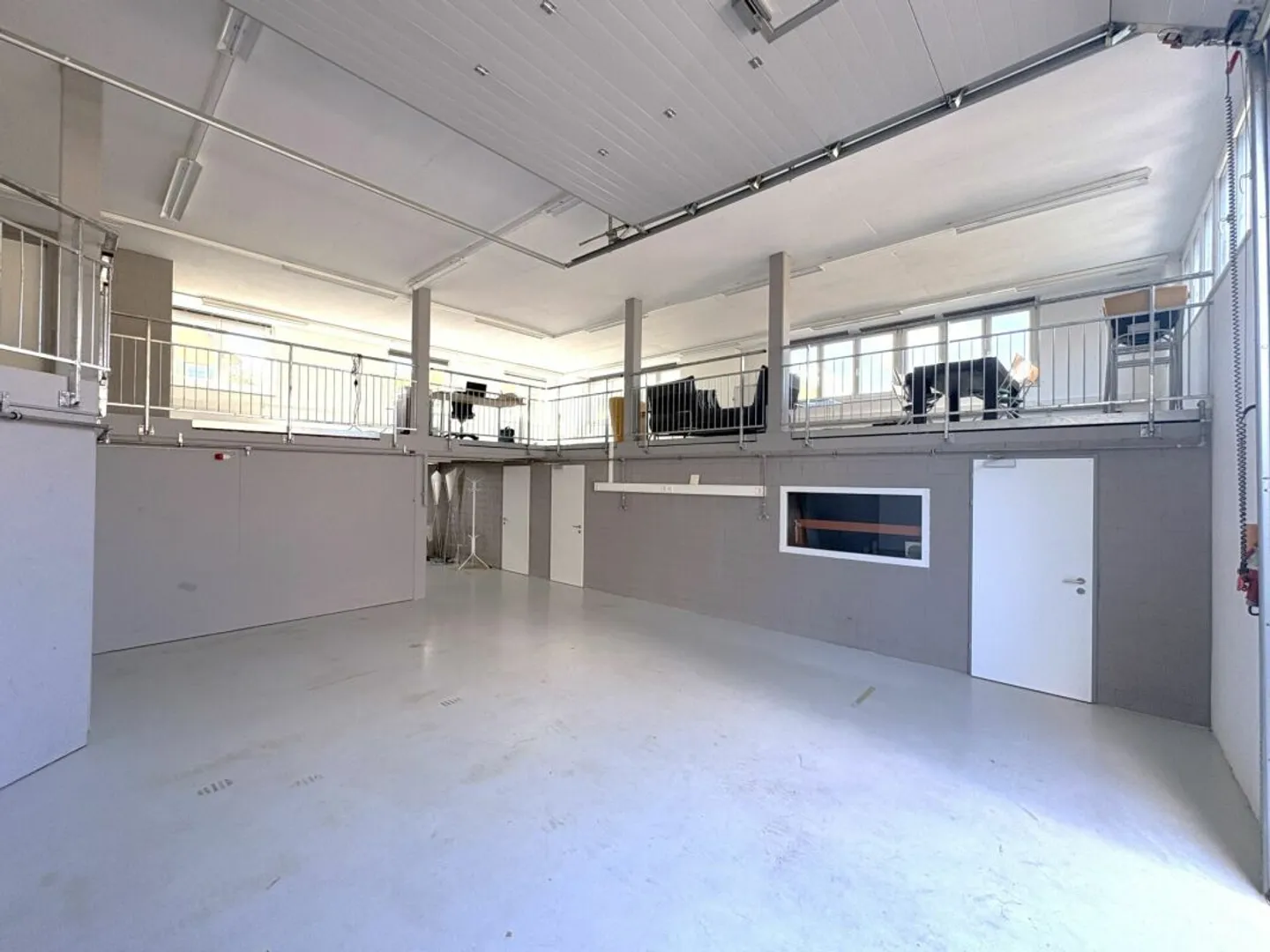 Spacious commercial and residential property with workshop, gallery, and parking spaces - Photo 3 of 13