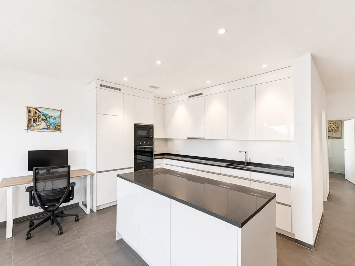 Appartamento esclusivo di 3,5 stanze con grande balcone in affitto - Foto 3 di 7