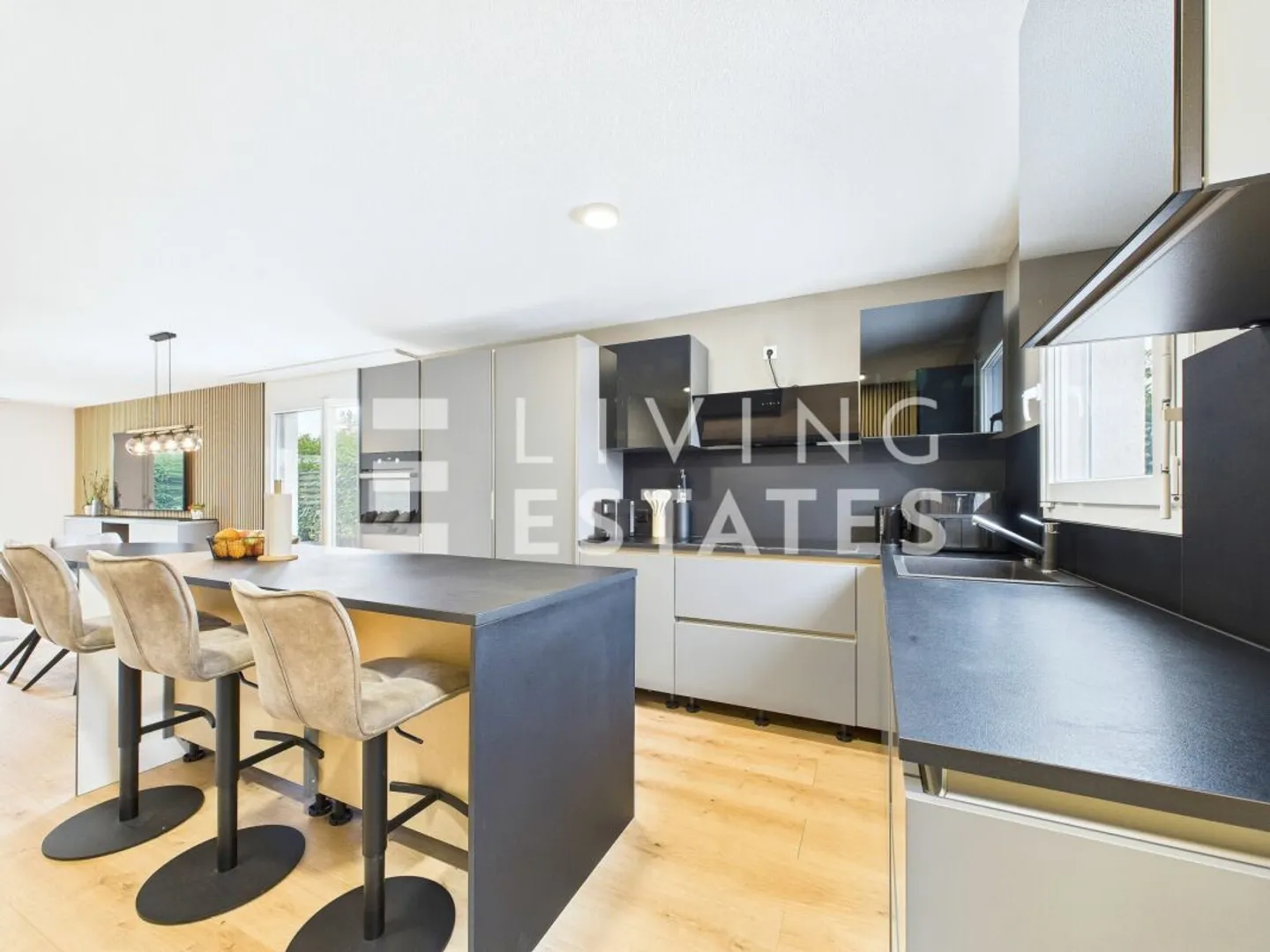 THE PERFECT START INTO YOUR OWN HOME - MODERN, THOUGHTFUL, FAMILY-FRIENDLY - Photo 5 of 13