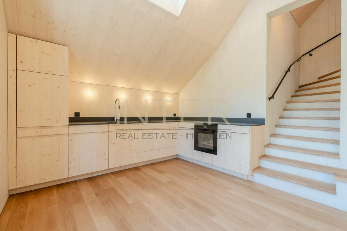 First occupancy in Risch: Exclusive 4.5-room maisonette with gallery, fireplace and two loggias - Photo 2 of 13