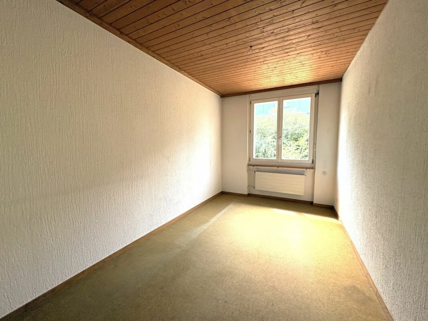 Ampia casa unifamiliare con grande potenziale in una zona residenziale tranquilla a Neftenbach - Foto 5 di 13