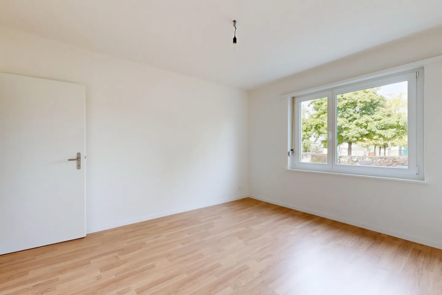 Appartement lumineux de 3 pièces au rez-de-chaussée avec balcon et lave-linge-sèche-linge - Photo 9 sur 11