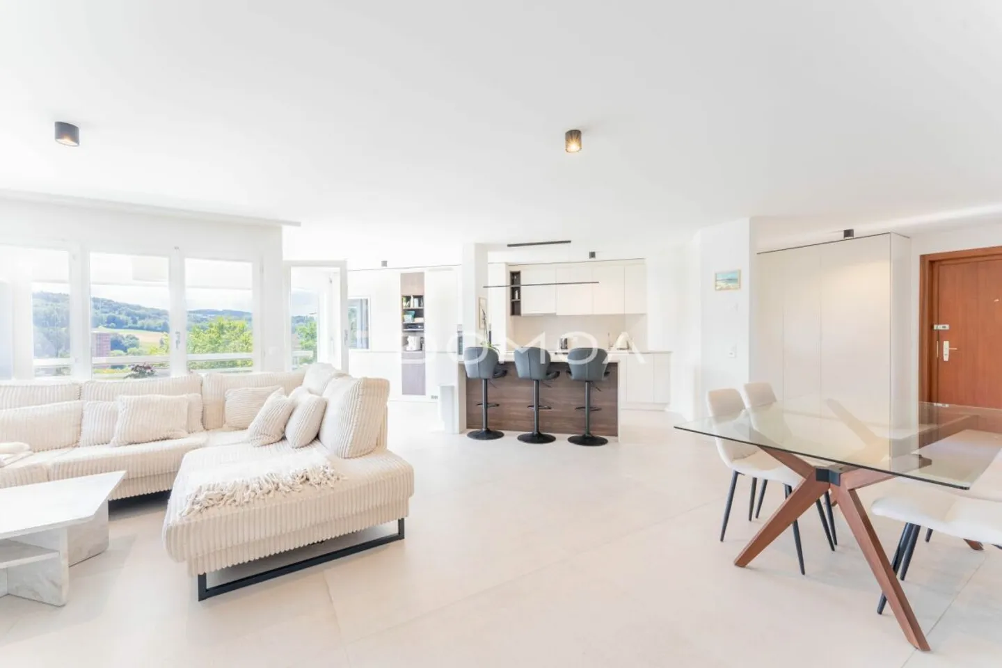 Renovated 4.5-room penthouse with large terrace - Brightness, charm, and comfort! - Photo 2 of 12