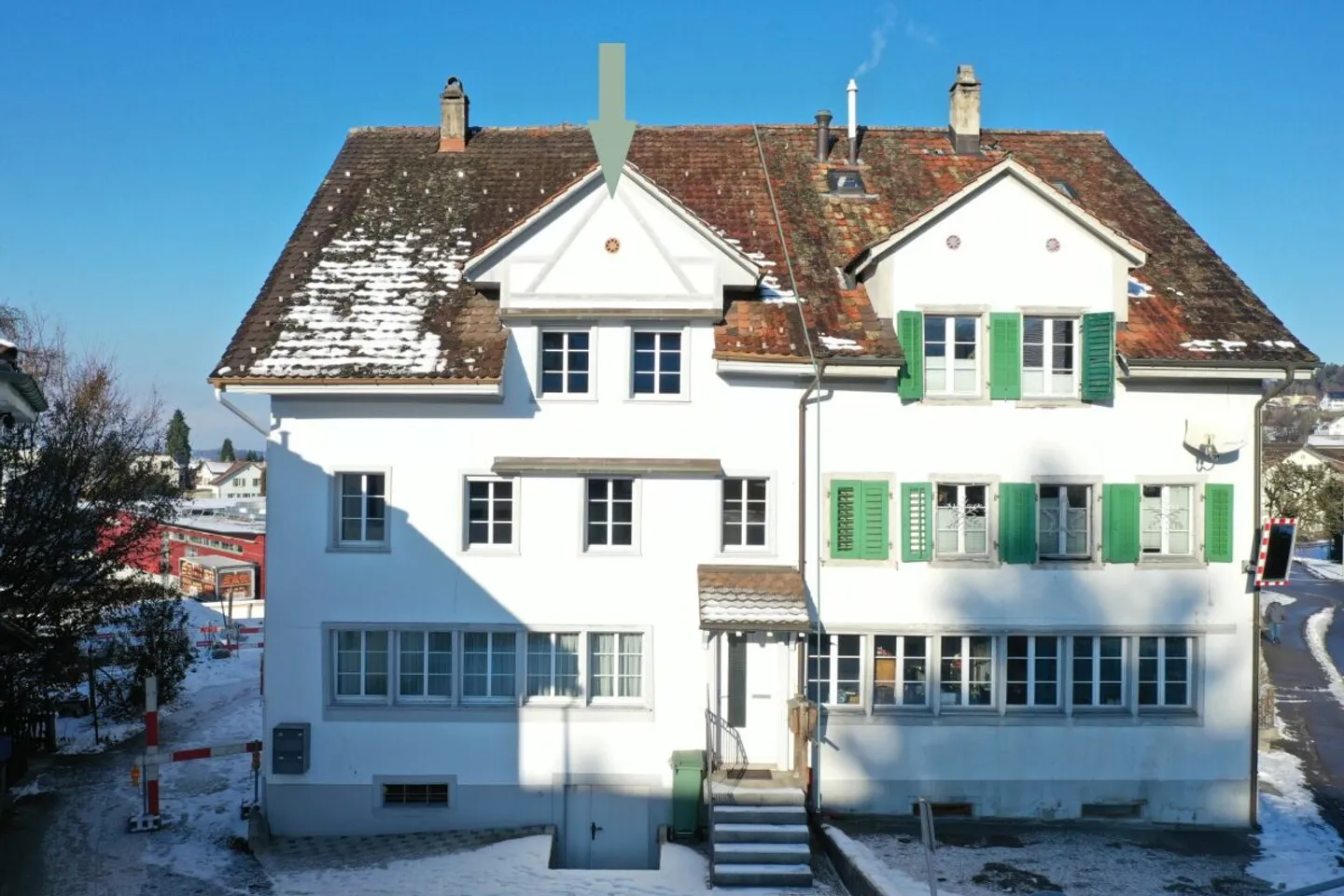 Felicità abitativa centrale a Hinwil: Casa storica di 6,5 stanze con 2 unità - Foto 1 di 12