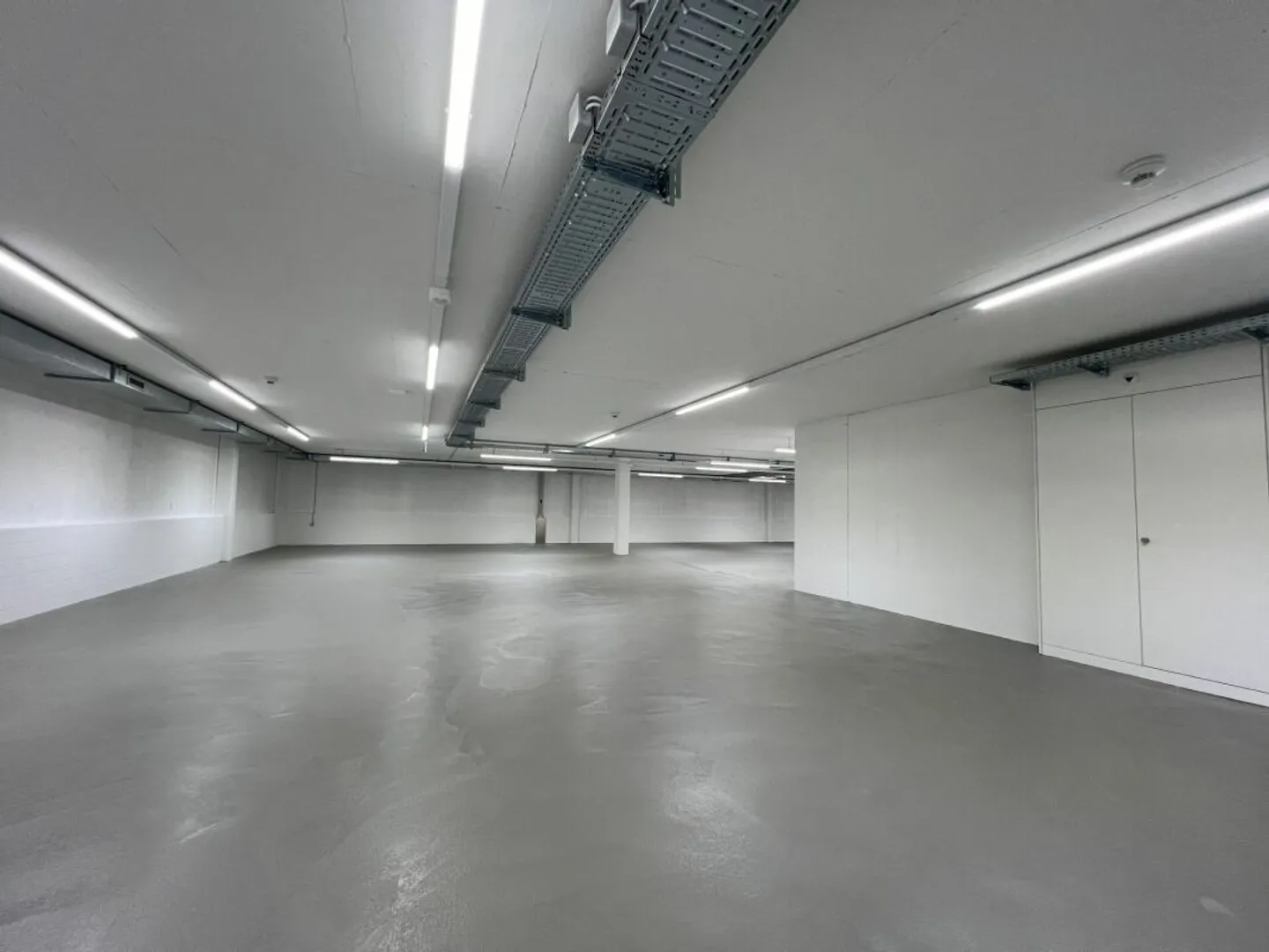 Moderne Lagerhalle an Verkehrsknotenpunkt - Foto 5 di 5