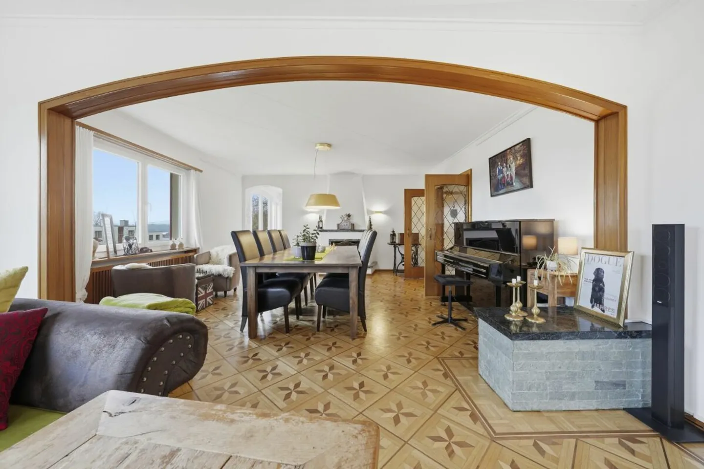 Proprietà unica con piscina naturale, vigneto e oasi spa nella posizione da sogno di Klingnau - Foto 3 di 13