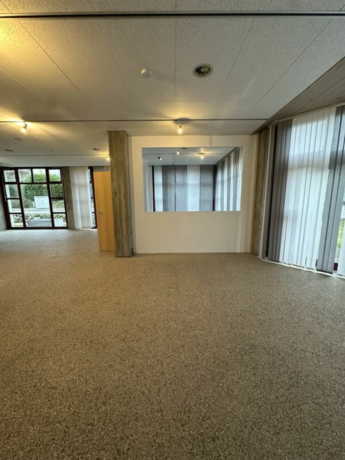 Local commercial spacieux et luminueux de environ 90m2 - Photo 4 sur 4