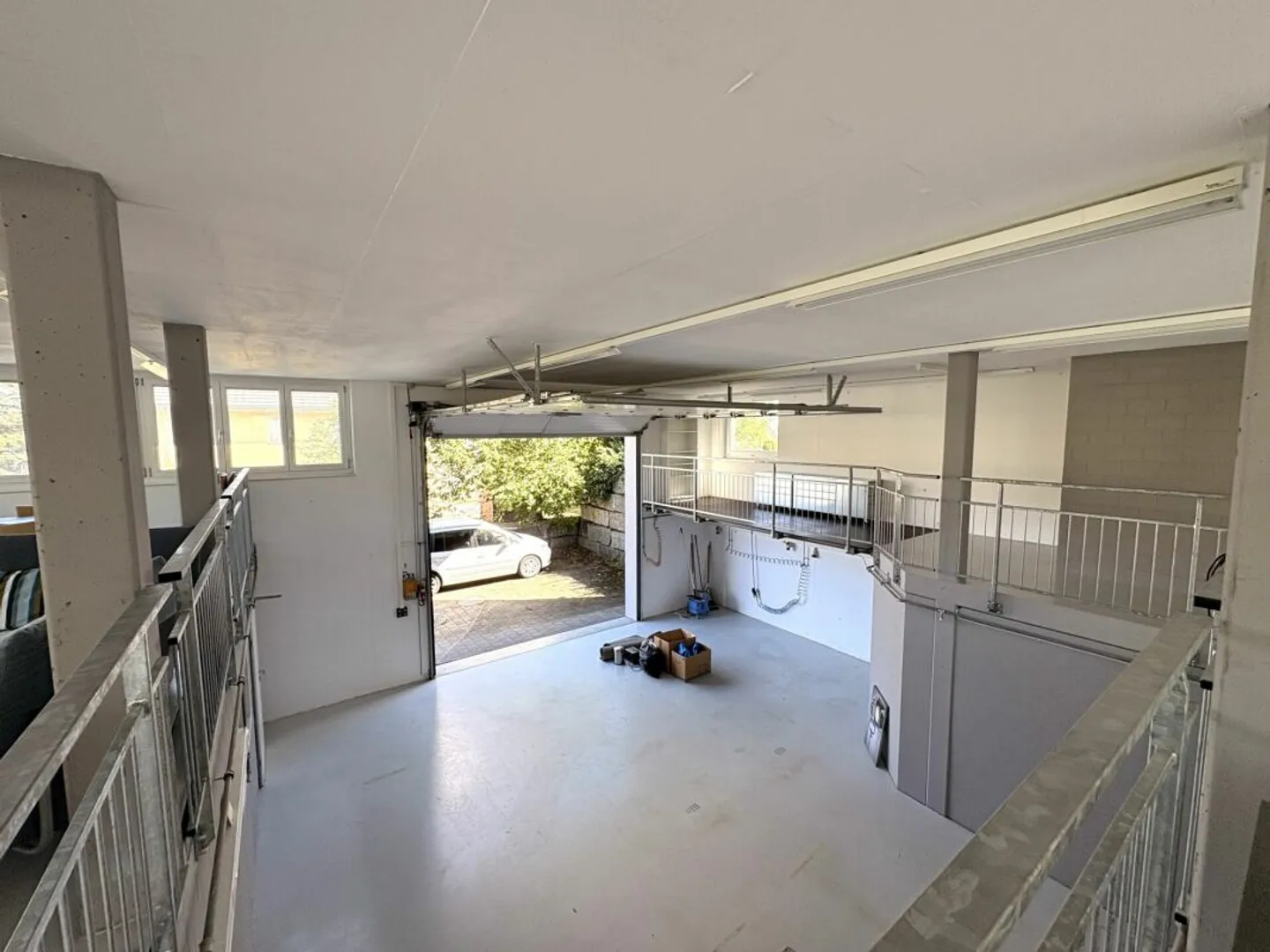 Spacious commercial and residential property with workshop, gallery, and parking spaces - Photo 4 of 13