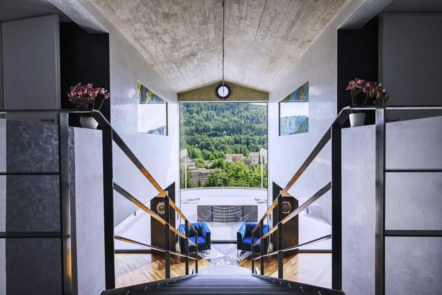 Elegante 10-Zimmer Villa mit aussergewöhnlicher Architektur - Foto 2 von 13